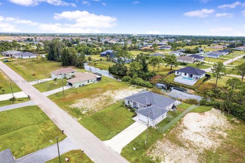 House in Cape Coral, Florida 4 bedrooms № 2401314 - photo 4
