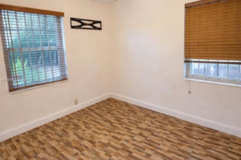 Casa en alquiler en Opa-locka, Florida, 2 dormitorios, 60.39 m2 № 2063615 - foto 6