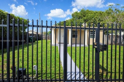 Casa en alquiler en Opa-locka, Florida, 2 dormitorios, 60.39 m2 № 2063615 - foto 2