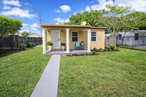 Casa en Opa-locka, Florida 2 dormitorios, 60.39 m2 № 2063615