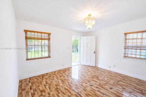 Casa en alquiler en Opa-locka, Florida, 2 dormitorios, 60.39 m2 № 2063615 - foto 4