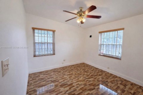 Casa en alquiler en Opa-locka, Florida, 2 dormitorios, 60.39 m2 № 2063615 - foto 8