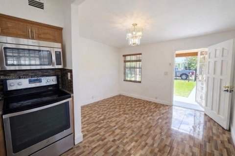 Casa en alquiler en Opa-locka, Florida, 2 dormitorios, 60.39 m2 № 2063615 - foto 5