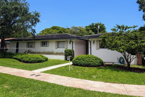 Casa en alquiler en Coral Gables, Florida, 3 dormitorios, 167.22 m2 № 1948881 - foto 1