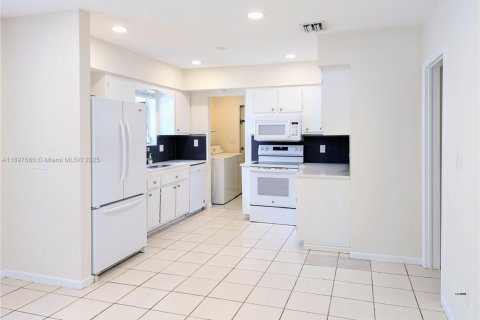 Casa en alquiler en Coral Gables, Florida, 3 dormitorios, 167.22 m2 № 1948881 - foto 2