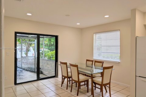 Casa en alquiler en Coral Gables, Florida, 3 dormitorios, 167.22 m2 № 1948881 - foto 5