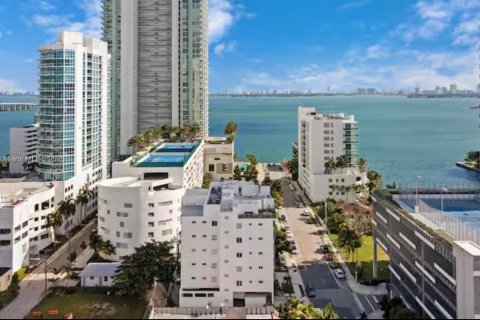 Condo in Miami, Florida, 2 bedrooms  № 1936550 - photo 1