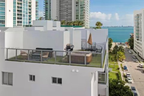 Condo in Miami, Florida, 2 bedrooms  № 1936550 - photo 4