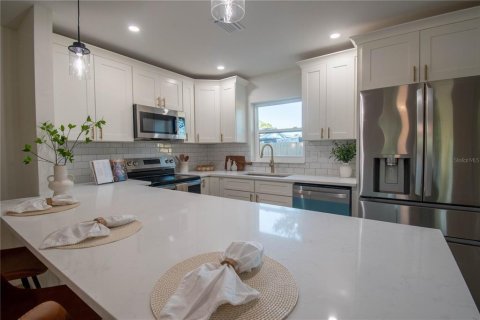 Villa ou maison à vendre à Saint Petersburg, Floride: 3 chambres, 111.76 m2 № 2431162 - photo 6