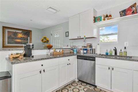 House in Sarasota, Florida 3 bedrooms, 156.08 sq.m. № 1587310 - photo 9