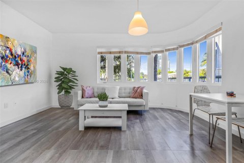 Condo in Miami Beach, Florida, 1 bedroom  № 2068176 - photo 2
