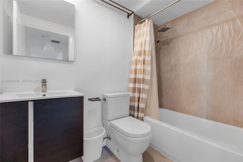 Condo in Miami Beach, Florida, 1 bedroom  № 2068176 - photo 15