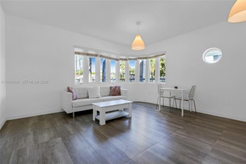 Condo in Miami Beach, Florida, 1 bedroom  № 2068176 - photo 10