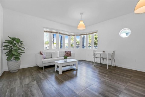 Condo in Miami Beach, Florida, 1 bedroom  № 2068176 - photo 3