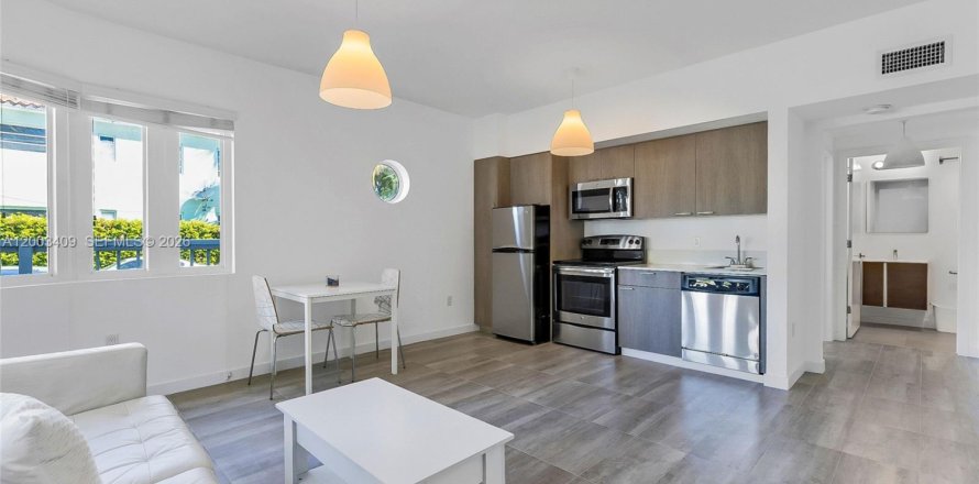 Condo in Miami Beach, Florida, 1 bedroom  № 2068176