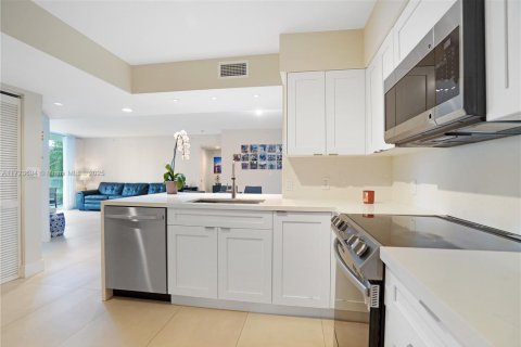 Condo in Miami, Florida, 3 bedrooms  № 1864762 - photo 22