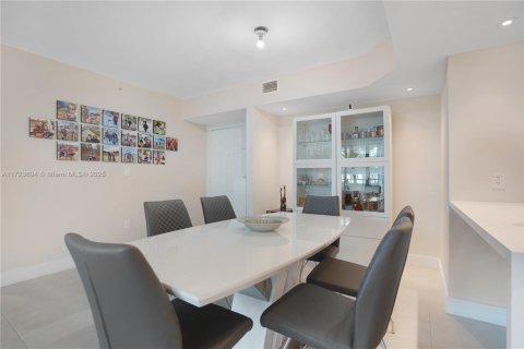 Condo in Miami, Florida, 3 bedrooms  № 1864762 - photo 16