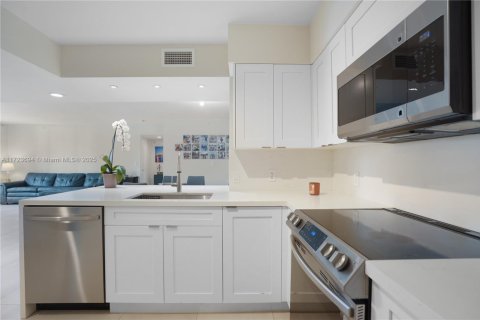 Condo in Miami, Florida, 3 bedrooms  № 1864762 - photo 24