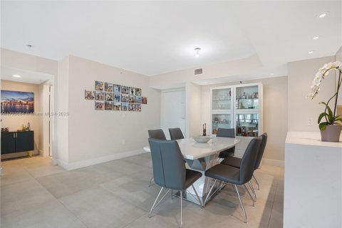 Condo in Miami, Florida, 3 bedrooms  № 1864762 - photo 15