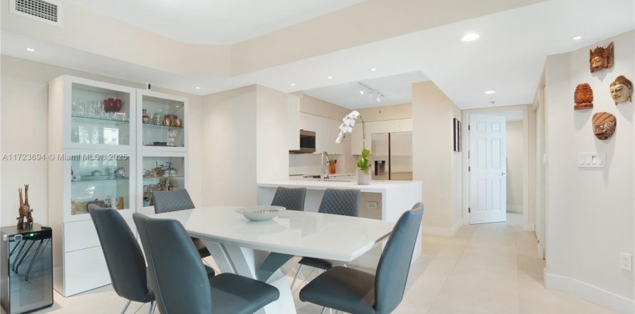 Condo in Miami, Florida, 3 bedrooms  № 1864762