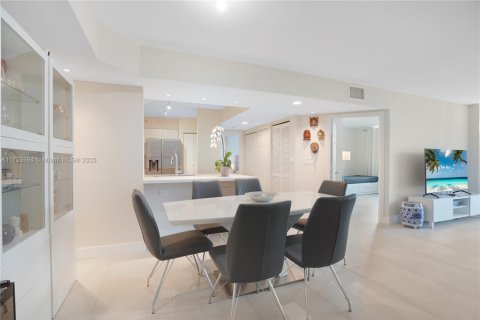 Condo in Miami, Florida, 3 bedrooms  № 1864762 - photo 17