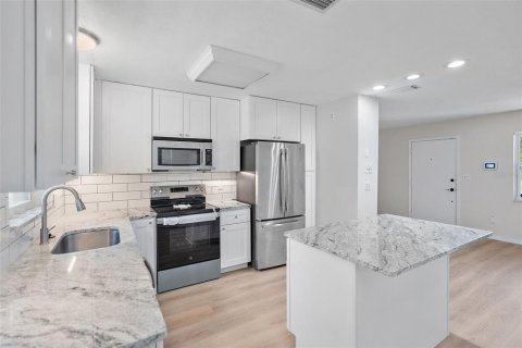 House in Saint Petersburg, Florida 3 bedrooms, 136.75 sq.m. № 1876687 - photo 6