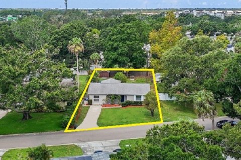 House in Saint Petersburg, Florida 3 bedrooms, 136.75 sq.m. № 1876687 - photo 1