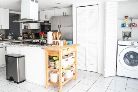 Copropriété à louer à Hallandale Beach, Floride: 2 chambres, 157.56 m2 № 2414721 - photo 3