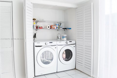 Copropriété à louer à Hallandale Beach, Floride: 2 chambres, 157.56 m2 № 2414721 - photo 4