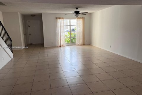 Copropriété à louer à Hallandale Beach, Floride: 2 chambres, 157.56 m2 № 2414721 - photo 5