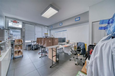 Propiedad comercial en venta en North Miami, Florida № 1940843 - foto 19