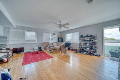 Propiedad comercial en venta en North Miami, Florida № 1940843 - foto 8