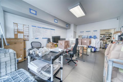 Propiedad comercial en venta en North Miami, Florida № 1940843 - foto 20