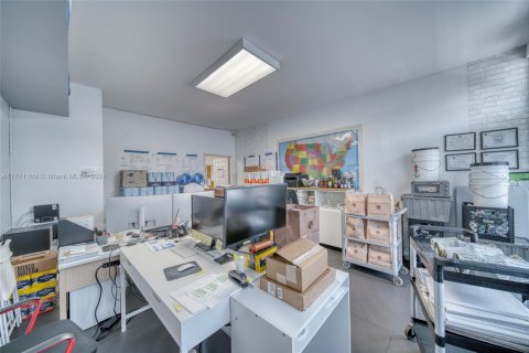 Propiedad comercial en venta en North Miami, Florida № 1940843 - foto 21