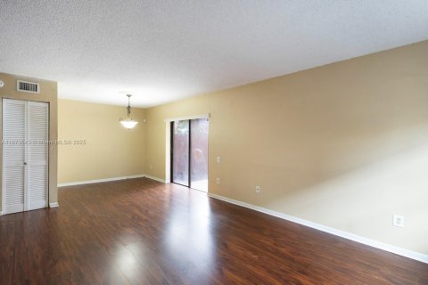 Townhouse in Miami, Florida 2 bedrooms, 123.56 sq.m. № 1896097 - photo 2