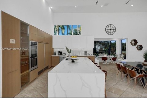 House in Plantation, Florida 9 bedrooms, 383.97 sq.m. № 2068823 - photo 16