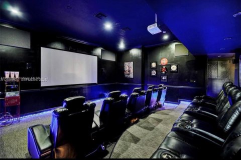 House in Plantation, Florida 9 bedrooms, 383.97 sq.m. № 2068823 - photo 5