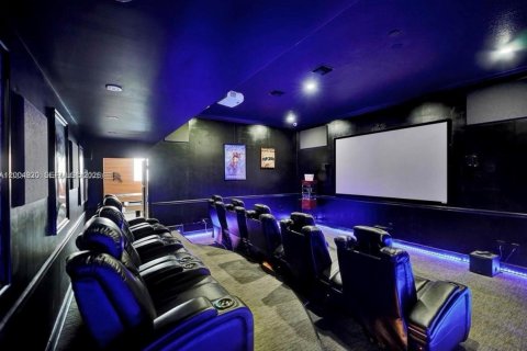 House in Plantation, Florida 9 bedrooms, 383.97 sq.m. № 2068823 - photo 4