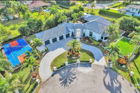House in Plantation, Florida 9 bedrooms, 383.97 sq.m. № 2068823 - photo 2