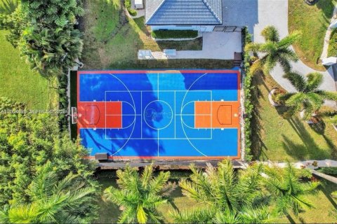 House in Plantation, Florida 9 bedrooms, 383.97 sq.m. № 2068823 - photo 8