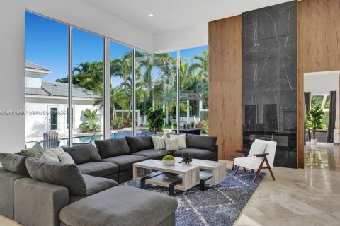 House in Plantation, Florida 9 bedrooms, 383.97 sq.m. № 2068823 - photo 13