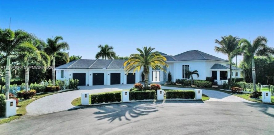 House in Plantation, Florida 9 bedrooms, 383.97 sq.m. № 2068823