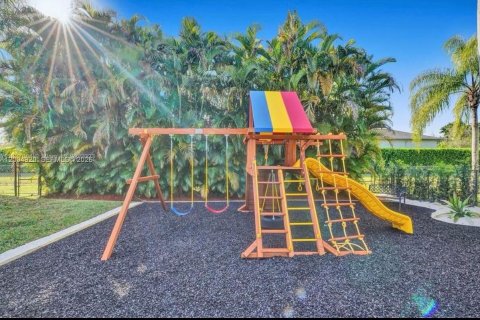 House in Plantation, Florida 9 bedrooms, 383.97 sq.m. № 2068823 - photo 6