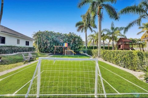 House in Plantation, Florida 9 bedrooms, 383.97 sq.m. № 2068823 - photo 7