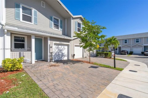 Townhouse in Homestead, Florida 3 bedrooms, 138.24 sq.m. № 1695602 - photo 2