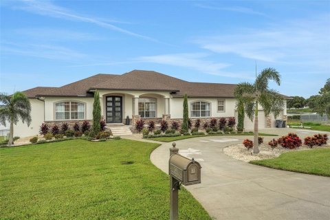 Casa en venta en Auburndale, Florida, 5 dormitorios, 397.71 m2 № 1914383 - foto 1