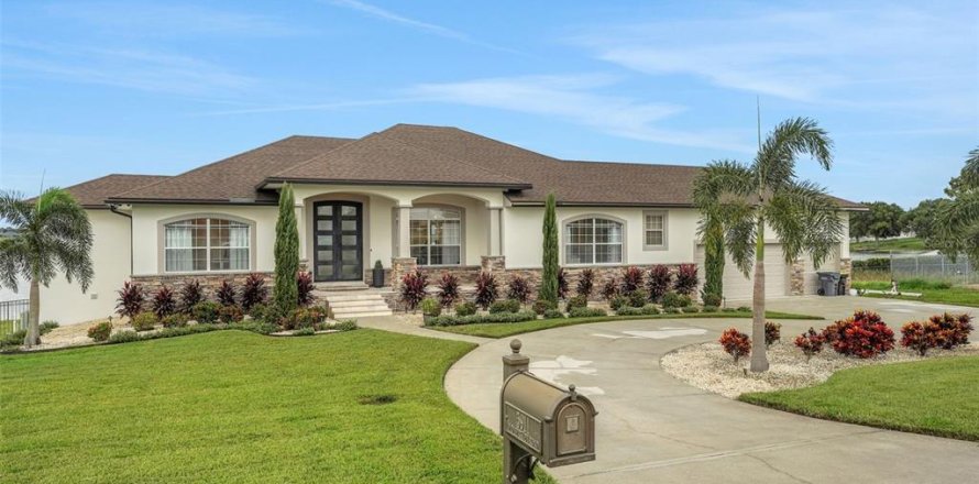 Casa en Auburndale, Florida 5 dormitorios, 397.71 m2 № 1914383