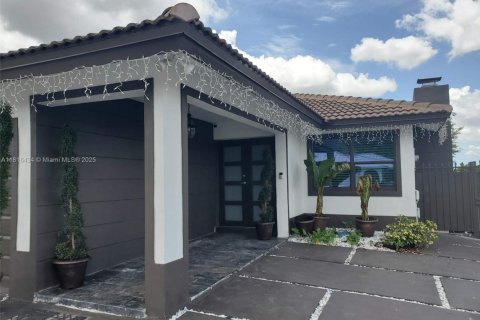 House in Miami, Florida 5 bedrooms, 146.69 sq.m. № 1774156 - photo 3
