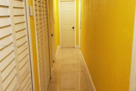 House in Miami, Florida 5 bedrooms, 146.69 sq.m. № 1774156 - photo 13