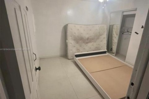 House in Miami, Florida 5 bedrooms, 146.69 sq.m. № 1774156 - photo 17